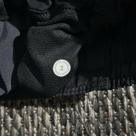 Lululemon Hotty Hot Short II *Long 4" - Picture 4 of 5